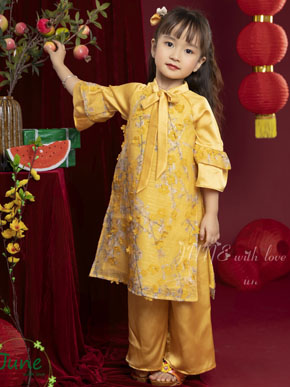 Áo dài trúc mai hoa mai vàng cho năm mới rực rỡ may mắn hạnh phúc. size 2-10t, tương ứng bé 10-34kg, </Br>
* Chất liệu tơ hoa mai 3d nổi, hàng may 2 lớp xịn xò, quần và tay  phối lụa satin mềm mại, thướt tha, </Br>
* thiết kế dựa trên nét đẹp áo dài truyền thống việt Nam, , cách tân tay loe cùng cổ áo với chiếc nơ xinh xắn, đáng yêu vô cùng </Br>
Bảng size tham khảo </Br>
2: ngang ngực 28 dài áo 55cm, tương ứng bé 10-13kg, cao 85-92cm </Br>
3: ngang ngực 30 dài áo 55cm, tương ứng bé 13-15kg, cao 92-96cm </Br>
4: ngang ngực 32 dài áo 59cm, tương ứng bé  15-17kg, cao 97-106cm </Br>
5: ngang ngực 33 dài áo 64cm, tương ứng bé  17-19kg, cao 105-112cm </Br>
6: ngang ngực 34 dài áo 69cm, tương ứng bé 19-21kg, cao 110-120cm </Br>
7: ngang ngực 35 dàiáo 73m, tương ứng bé 22-25kg, cao 120-125cm </Br>
8: ngang ngực 36 dài áo 75cm, tương ứng bé 25-28kg, cao 125-130cm </Br>
9: ngang ngực 37. dài áo 80cm, tương ứng bé 27-30kg, cao 128-132cm </Br>
10: ngang ngực 38 dài áo 82cm, tương ứng bé 30-35kg, cao 130-140cm </Br>
gia 260-270k
