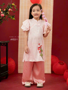 Áo dài gấm mềm mại mát mẻ thêu hoa sen ngọt ngào dịu dàng cho bé gái.  Áo dài hoa sen vải mềm mại. </Br>
Tôn vinh nét đẹp Việt Nam với hình thêu hoa sen truyền thống của dân tộc phối kết cùng cổ đính ngọc trai hanmade khâu tay tỉ mỉ</Br>

Thiết kế áo dài rực rỡ với phiên bản màu hồng ngọt ngào hứa hẹn sẽ là hình ảnh đẹp cho một mùa đoàn viên ấm áp, góp phần làm điểm nhấn trong dịp lễ hội, sinh nhật, giáng sinh , tết </Br>

 Sz 1 -10 tuổi từ 10 đến 36kg. Gia 250k-260k</Br>
bảng size tham khảo </Br>
1; 10-12kg </Br>
2: 12-14kg</Br>
3: 13-15kg </Br>
4: 15-17kg </Br>
5: 17-19kg </Br>
6: 19-21kg </Br>
7: 21-23kg </Br>
8: 24-27kg </Br>
9: 27-30kg </Br>
10: 30-34kg
