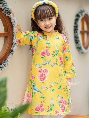 Bộ áo dài gấm hoa vàng cao cấp kèm quần xếp ly và mấn cho bé gái diện noel tết. size 1 đến 10 cho bé gái 10-35kg </br>
Chất liệu gấm vân mềm mại, không quá dày cũng như quá mỏng, phù hợp cả 3 miền. họa tiết hoa hồng leo vừa truyền thống vừa hiện đại cho bé gái </br>
Quần vải xếp ly vừa mềm đẹp vừa sang chảnh, kết hợp cùng mấn vải cùng màu
hàng công ty cao cấp, June đẹp từ chất vải đến dường may,</Br>
Màu vàng cho năm mới nhiều may mắn và niềm vui và rực rỡ</br>
Bộ gồm áo, quan và mấn
bảng size tham khảo </br>
1: 10-12kg </Br>
2: 12-14kg </br>
3: 14-16kg </br>
4: 15-17kg </br>
5: 17-19kg </br>
6: 19-21kg </br>
7: 21-24kg  </br>
8: 24-27kg </br>
9: 27-30kg </br>
10: 30-35kg </br>
gia 260-285k