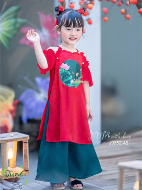 Áo dài lụa nhũ mềm mại cổ yếm dễ thương họa tiết hoa sen trăng rằm cho bé vui trung thu noel tếtt. Biến hình thành nàng tiên trong thiết kế áo dài mới nhất </br>
* chất liệu lụa ngọc trai nhũ cao cấp mềm mịn, quần lụa </br>
* Thiết kế cổ yếm đính ngọc, tone màu đỏ xanh nỗi bật </br>
* họa tiết hoa sen trăng rằm vừa cổ điển vừa hiện đại  </br>
Một siêu phẩm cho bé gái diện trung thu, Noel, tết, dự tiệc, lễ hội... </br>
Bảng size tham khảo </br>
Bảng size tham khảo </br>
1: 9-11kg </br>
2: 11-13kg </br>
3: 13-15kg </br>
4: 15-17kg </Br>
5: 17-19kg </br>
6: 19- 21kg </br>
7: 21-24kg </Br>
8: 24-27kg </Br>
9: 28-32kg </Br>
10: 32-36kg  </br>
Gia 250-270 tùy size