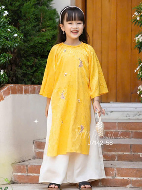 Áo dài lụa vân gấm thêu hoa nhí dễ thương mềm mát cho bé gái đi chơi diện tết. size 1-10 cho bé gái 10-35kg </br>
Chất liệu lụa mềm mại, mát mẻ, vân gấm ánh kim sáng đẹp, thêu hoa nhí dễ thương, cổ tròn viền tạo diểm nhấn mà vẫn thoái mái cho bé gái </br>
tết này bé thật dẹp thật xúng xính trong bộ áo dài mới ạ , sp chỉ gồm áo dài và quần lụa trắng, không có phụ kiện khác kèm </br>
Một thiết kế của nhà June </br>
Bảng size tham khảo </br>
1: 9-11kg </br>
2: 11-13kg </br>
3: 13-15kg </br>
4: 15-17kg </Br>
5: 17-19kg </br>
6: 19- 21kg </br>
7: 21-24kg </Br>
8: 24-27kg </Br>
9: 28-32kg </Br>
10: 32-36kg  </br>
Gia 250-270 tùy size