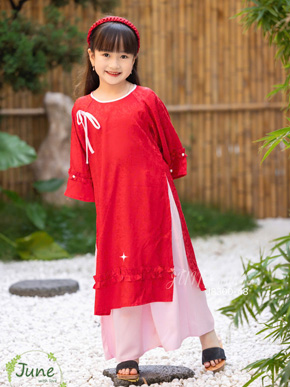 Áo dài lụa vân gấm phối nơ bèo dễ thương mềm mát cho bé gái đi chơi diện noel tết. size 1-10 cho bé gái 10-37kg </br>
Chất liệu lụa mềm mại, mát mẻ, vân gấm ánh kim sáng đẹp,  cổ tròn viền phối nơ tạo diểm nhấn mà vẫn thoái mái cho bé gái, tà áo viền bèo dễ thương </br>
tết này bé thật dẹp thật xúng xính trong bộ áo dài mới ạ , sp chỉ gồm áo dài và quần lụa trắng, không có phụ kiện khác kèm </br>
Một thiết kế của nhà June </br>
Bảng size tham khảo </br>
1: 9-11kg </br>
2: 11-13kg </br>
3: 13-15kg </br>
4: 15-17kg </Br>
5: 17-19kg </br>
6: 19- 21kg </br>
7: 21-24kg </Br>
8: 24-27kg </Br>
9: 28-32kg </Br>
10: 33-37kg  </br>
Gia 250-270 tùy size