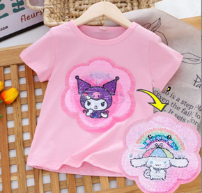 Áo thun cotton kim sa lật vuốt đổi màu kuromi kim sa dễ thương cho bé gái. size 110-140, bé  15-30kg, chất thun cotton 4 chiều mịn mát, form vừa thoải mái, hình kim sa vuốt đổi màu họa tiết kuromi thỏ tím mà các bé yêu thích, hàng hiệu Rich Lai Quảng châu loại 1 cao cấp, 100% như hình </Br>
bảng size tham khảo </Br>
110: 13-16kg </Br>
120: 16-19kg </Br>
130: 20-23kg </Br>
140: 24-28kg </Br>



