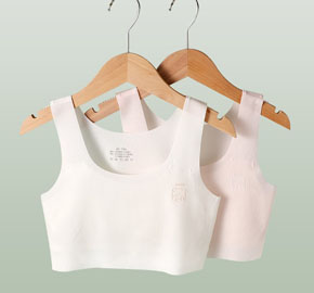 Áo lót áo lá chất liệu cotton thông hơi không đường may thoải mái cho bé gái mới lớn tuổi teen. Áo lá  rất phù hợp cho các bé gái mới lớn, mới phát triển ngực bởi ưu điểm: </br>

** Áo lá  không có đường may, không gây cộm ngứa, khó chịu </br>
*** Áo lá có lớp đệm mỏng hình số 8 phù hợp bé mới có ngực. </br>
*** Chất liệu Cotton và sợi Spandex cực kỳ co giãn, thông hơi thoáng khí</br>
*** Bề mặt vải êm ái, mềm mịn </br>
***  Màu sắc dễ thương: trắng, hồng da ( hong nude) kèm họa tiết gấu nhỏ đáng yêu </br>
*** Đơn giản mà vô cùng thoái mái</br>
 Mẫu này siêu mát luôn. Mẹ nào cần tìm mẫu áo lá cho con bắt đầu mặc thì loại này đúng chân ái. Vì đáp ứng đầy đủ các tiêu chí: mặc êm, nhẹ, thoải mái - MẶC NHƯ KHÔNG nên các bé rất dễ chịu và hợp tác </br>
bảng size tham khảo </Br>
L:  vòng ngực 60-66cm, 30-36kg </br>
XL: vòng ngực 65-72cm, 36-42kg </br>
XXL: vòng nguc: 71-78cm, 42-46kg </br>
hàng QC 100% như hình
