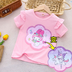 Áo thun cotton tay bèo vuốt kim sa lật biến hình kuromi và thỏ melody cho bé gái. size 110-140,  tuong ứng be 2-7t tuổi. cân nặng  14-27kg, </br>
*** chất thun cotton 4 chiều mịn mát, form vừa thoải mái, hình kim sa vuốt đổi màu họa tiết kuromi thỏ tím đồi màu sang thỏ melody  mà các bé yêu thích, hàng hiệu Rich Lai Quảng châu loại 1 cao cấp, 100% như hình </Br>
Áo phối tay bèo dễ thương, dễ kết hợp cùng quần, chân váy cho bé đi chơi, </br>
Món quà dễ thương, tiện lợi mà bé nào cũng yêu thích </br>
*** bảng size tham khảo </Br>
110: 13-16kg </Br>
120: 16-19kg </Br>
130: 20-23kg </Br>
140: 24-28kg </Br>
