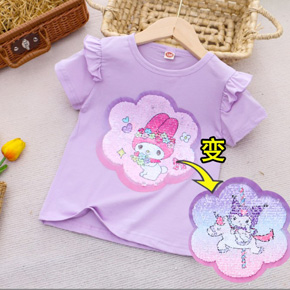 Áo thun cotton tay bèo vuốt kim sa lật biến hình kuromi và thỏ melody cho bé gái. size 110-140,  tuong ứng be 2-7t tuổi. cân nặng  14-27kg, </br>
*** chất thun cotton 4 chiều mịn mát, form vừa thoải mái, hình kim sa vuốt đổi màu họa tiết kuromi thỏ tím đồi màu sang thỏ melody  mà các bé yêu thích, hàng hiệu Rich Lai Quảng châu loại 1 cao cấp, 100% như hình </Br>
Áo phối tay bèo dễ thương, dễ kết hợp cùng quần, chân váy cho bé đi chơi, </br>
Món quà dễ thương, tiện lợi mà bé nào cũng yêu thích </br>
*** bảng size tham khảo </Br>
110: 13-16kg </Br>
120: 16-19kg </Br>
130: 20-23kg </Br>
140: 24-28kg </Br>
