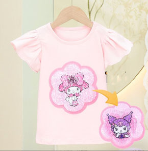 Áo thun cotton tay bèo vuốt kim sa lật biến hình kuromi và thỏ melody cho bé gái. size 110-150,  tuong ứng be 2-7t tuổi. cân nặng  14-30kg, </br>
*** chất thun cotton 4 chiều mịn mát, form vừa thoải mái, hình kim sa vuốt đổi màu họa tiết kuromi thỏ tím đồi màu sang thỏ melody  mà các bé yêu thích, hàng hiệu Rich Lai Quảng châu loại 1 cao cấp, 100% như hình </Br>
Áo phối tay bèo dễ thương, dễ kết hợp cùng quần, chân váy cho bé đi chơi, </br>
Món quà dễ thương, tiện lợi mà bé nào cũng yêu thích </br>
*** bảng size tham khảo </Br>
110: 13-16kg </Br>
120: 16-19kg </Br>
130: 20-23kg </Br>
140: 24-27kg </Br>
150: 27-30kg
