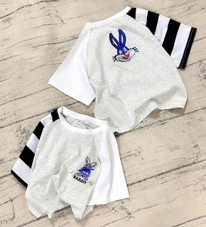 Áo thun cotton croptop sọc đen xám thỏ kim sa phong cách Hàn Quốc cho bé gái. size 130-180 tuong ứng bé gái 21-46kg,</Br>
Vải thun cotton 4  chiều  mềm mại, thoáng mát, co dãn tốt, form croptop sành điệu dễ mặc </Br>
* Hình thỏ kim sa 2 mặt trước sau  sành điệu cho bé gái , tay ráp lăng sọc den trắng phong cách Hàn quốc</Br>
* áo dễ mac kết hợp quần jean, chân váy... cho bé đi chơi
* hàng Quảng Châu loại 1, 100% như hình </Br>
bảng size tham khảo </Br>
130-: 21-25kg </Br>
140: 25-28kg </Br>
150: 28-33kg </Br>
160: 32-37kg </Br>
170: 38-45kg </Br>

