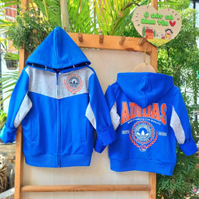 Áo khoác cotton da cá kiểu dáng thể thao cho bé trai 22-52kg. size 12-16 va 22-26 bé 22-52kg, vải thun cotton da cá co dãn 4 chiều, in và thêu chữ, kiểu dáng thể thao cho bé trai lớn, Việt Nam </Br>
bảng size tham khảo: </Br>
size 12; 22-25kg </Br>
size 13: 25-28kg </Br>
size 14: 28-31kg </Br>
size 15: 31-33kg </Br>
size 16: 33-36kg </Br>
size 22: 36-39kg </Br>
size 23: 39-42kg </Br>
size 24: 42-45kg </Br>
size 25: 45-48kg </Br>
size 26: 49-53kg </Br>
giá 160-190k tùy size