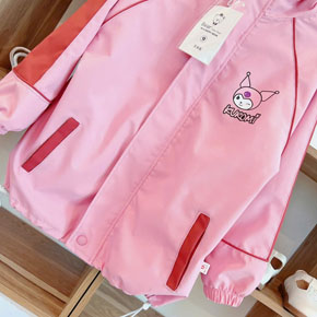 Áo khoác gió(dù) 2 lớp thêu Kuromi hồng cho bé gái. size 6-9 bé 20-40kg </br>
Chất vải gió(dù), hàng 2 lớp có lót lưới thoáng mát </br>
Kiểu dáng dài, 2 túi xẻ, hình in kuromi 2 mặt trước sau cho bé gái </br>
áo dễ mặc, cho bé mac quanh năm duoc </br>
bảng size tham khảo </br>
6: 20-23kg </br>
7: 24-27kg </br>
8: 28-32kg </br>
9: 33-37kg
