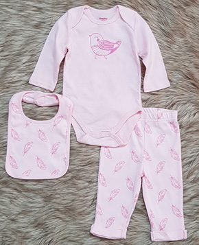 Bộ body tay dài quần dài và yếm màu hồng chim non cho bé gái. size 0-3, 3-6,.6-9 bé 4-8kg, set gồm, 1 body tam giác tay dài, quần dài, yếm đeo cổ, chất liệu thun cotton hàng GeeJay Việt Nam xuất khẩu, màu hồng phấn ngọt ngào, hình con chim non dễ thương cho bé gái nhỏ