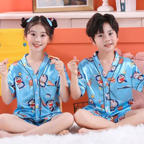 Bộ pizama lụa bóng mềm mát họa tiết dễ thương cho cả bé trai và gái mùa hè. size 12,14,16, 18 tương ứng bé 21-40kg </Br>
Chất liệu vải phi lụa satin bóng, mềm mại, thoáng mát </Br>
Hình in họa tiết doreamon, gấu pooh, gấu cute, thỏ hồng,,, cho cả cặp đôi bé trai và gái, 2 anh chi em mặc cặp xinh lắm ạ </Br>
Pizama mùa hè thiết kế áo form rộng, quần đùi ngắn, lưng thun, cổ xếp cách điệu, cho bé mặc nhàm mặc ngủ dễ thương</Br>
hàng QC loại 1, dương may cẩn thận, dóng gói xinh xắn, </Br>
Bảng size tham khảo, form chuẩn , nếu bé có bụng bự thì trừ hao 1 size thôi ạ, </Br>
12: 20-25kg </Br>
14: 25-30kg </Br>
16: 30-35kg </Br>
18: 35-40kg </Br>
Giá 125-135k