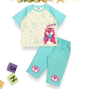 Bộ thun cotton mềm mát quần lửng in gấu dâu dễ thương cho bé gái. size 8-22 tương ứng be gái 24-50kg, </Br>
Vải thun cotton 4 chiều mềm mát, mịn tay, hình in gấu dây may mắn dễ thương cho bé gái </Br>
Áo form rộng. quần lửng có 2 túi dễ mặc, bé đị học đi chơi đều đẹp </Br>
bảng size tham khảo </Br>
8: 24-27kg </Br>
9: 27-30kg </Br>
10: 30-33kg </Br>
11: 33-35kg </Br>
12: 35-38kg </Br>
14: 38-40kg </Br>
16: 40-43kg </Br>
18: 43-45kg </Br>
20: 45-48kg </Br>
22: 47-52kg </Br>
gia 150-160k

