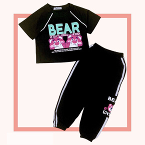 Bộ thun hiphop quần túi hộp vải cotton mềm mát in họa tiết gấu dâu bé 30-50kg. ize 11-15 tuong ứng bé gái 30-50kg </Br>
chất liệu vải thun cotton 4 chiều cao cấp, mềm mại, co dãn tốt, thấm mồ hôi </Br>
Áo form croptop, quan hiphop ống bo túi hộp, hình in họa tiết gấu dâu cute cho bé gái lớn </Br>
Năng động thể thao đi chơi cho bé gái </Br>
bảng size  tham khảo </Br>
11: 30-35kg </Br>
12: 35-38kg </Br>
13: 38-42kg </Br>
14: 42-47kg </Br>
15: 48-53kg

