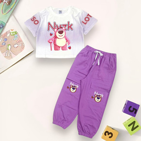 Bộ áo thun cotton croptop quần túi hộp gấu dâu phong cách hiphop cho bé gái. size 8-22 tương ứng bé 22-55kg, </Br>
Chất liệu áo thun cotton 4 chiều , hình in loang màu tím ngọt ngào, vải dẹp thấm mồ hôi </Br>
Quần cotton 4 chiều co dãn, ống bo, 2 túi in gấu dâu phong cách hiphop cho bé gái cá tính</br>
Một thiết kế năng động cho bé gái đi học, đi chơi, đi du lich treking, nhảy múa...</Br>
bảng size tham khảo </Br>
8: 22-25kg </Br>
9: 25-28kg </Br>
10: 28-30kg </br>
11:30-33kg </Br>
12: 33-36kg </Br>
14: 36-39kg </Br>
16: 39-42kg </br>
18: 42-45kg </Br>
20: 45-50kg </Br>
22: 50-55kg </br>
gia 165-195k tùy size
