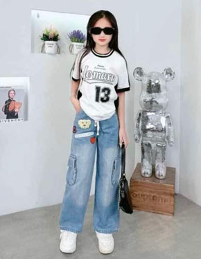 Bộ áo thun quần jean túi hộp phong cách cá tính cho bé gái tuổi teen. size 90-150 cho bé từ 5-12 tuổi, 22-46kg </br>
Set gồm 1 áo thun cotton 4 chiều co dãn 1 quần jean xuông túi hộp mềm mại , không bao gồm phụ kiện khác </br>
Kiểu dáng cá tinh, ngầu ngầu, bụi bụi cho con gái đi du lịch, di chơi, di lễ tết...</br>
Áo from vừa, quần ống suông </br>
bảng size tham khảo </br>
90: 22-26kg</br>
100: 26-30kg </br>
110: 30-33kg </br>
120: 33-36kg </br>
130: 37-41kg </br>
140: 40-44kg </br>
150: 43-48kg

