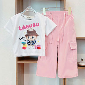 Bộ áo thun cotton quần vải kaki mềm 2 túi hộp Labubu cho bé gái. size 8-20 cho bé gái 20-40kg </br>
áo thun chất cotton 4 chiều co dãn ,thấm hút mồ hôi, áo from vừa </br>
quần vải kaki mềm rũ, 2 túi hộp, lưng sau thun </br>
Nguyên set túi hộp Labubu hottrend cho các bé chân dài dáng cao mặc dẹp </br>
Set cá tính cho bé đi chơi </br>
bảng size tham khảo </br>
8: 20-22kg </br>
10: 22-25kg </br>
12: 25-27kg </br>
14: 27-30kg </br>
16: 30-33kg </br>
18: 34-37kg </br>
20: 37-40kg </br>
gia 165-180k tùy size
