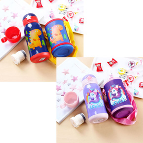 Bình giữ nhiệt đa chức năng inox 304 an toàn họa tiết khủng long và ngựa pony. * Kích cỡ bình dung tích 500ml </Br>
* Bình giữ nhiệt đa chức năng chất liệu inox thép không rỉ 304 an toàn, chuyên dụng cho ngành thực phẩm, nhựa bọc cao cấp hình in sắc nét </Br>
* Bình đa chức năng với ống hút, lọc cặn, nắp giữ nhiệt, ca nhựa uống nước, túi xách có quai kèm theo tiện dụng </Br>
* Bình thích hợp cho mọi độ tuổi sử dụng, đi học, đi chơi, du lịch, dã ngoại....