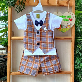 Bộ vest gile liền lịch lãm cho bé trai nhỏ diện noel và tết. size 1-8t, tương ứng bé 8-23kg, </Br>
Vải thun cotton 4 chiều co dãn phối kaki mềm, gile liền lịch lãm cho con trai nhỏ diện noel và tết </Br>
Bảng size tham khảo </Br>
1: 8-10kg </Br>
2: 9-11kg </Br>
3: 11-13kg </Br>
4: 13-15kg </Br>
5: 15-17kg </Br>
6: 17-19kg </Br>
7: 19-21kg </Br>
8: 21-24kg