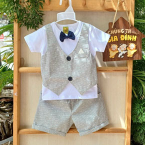 Bộ vest gile liền lịch lãm cho bé trai nhỏ diện noel và tết. size 1-8t, tương ứng bé 8-23kg, </Br>
Vải thun cotton 4 chiều co dãn phối kaki mềm, gile liền lịch lãm cho con trai nhỏ diện noel và tết </Br>
Bảng size tham khảo </Br>
1: 8-10kg </Br>
2: 9-11kg </Br>
3: 11-13kg </Br>
4: 13-15kg </Br>
5: 15-17kg </Br>
6: 17-19kg </Br>
7: 19-21kg </Br>
8: 21-24kg