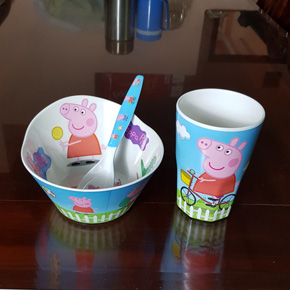 Bộ chén ăn, ly muỗng hoạt hình heo peppa pig cho bé. Chất liệu nhựa melamin cao cấp, , hình in heo peppa pig cho bé thích thú với bữa ăn, Hàng TQXK cao cấp, 100% y hình, an toàn cho bé, chén ăn lớn cho bé thoải mái đựng cơm, thức ăn, làm bữa ăn thêm sinh động và ngon miệng cho bé trai va gái </Br>
Đồ nhựa melamine an toàn và tính ứng dụng cao

Melamine là một chất giàu nitơ, được dùng rất nhiều trong công nghiệp, mà một trong những ứng dụng lớn của nó là để sản xuất bát đĩa, dụng cụ nấu ăn vì dễ tạo hình và trang trí bằng cách xử lý nhiệt. Ngoài ra, cấu trúc phân tử của đồ nhựa melamine rất bền vững, hầu như không thể "di cư" vào thức ăn đựng trong đó. Do vậy, Cục Quản lý Thực phẩm và Dược phẩm Hoa Kỳ (FDA) đã khẳng định sự an toàn của việc sử dụng nhựa melamine cho các vật dụng trên bàn ăn.
