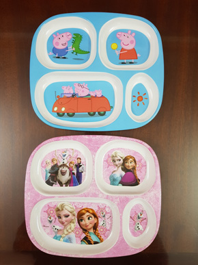 Khay ăn cơm hoạt hình elsa và peppa cho bé. chất liệu nhựa melamin cao cấp, , hình in heo peppa pig cho bé thích thú với bữa ăn, Hàng TQXK cao cấp, 100% y hình, an toàn cho bé, khay ăn gồm 4 ngăn dựng cơm,  thức ăn, làm bữa ăn thêm sinh động và ngon miệng cho bé trai va gái </Br>
Đồ nhựa melamine an toàn và tính ứng dụng cao

Melamine là một chất giàu nitơ, được dùng rất nhiều trong công nghiệp, mà một trong những ứng dụng lớn của nó là để sản xuất bát đĩa, dụng cụ nấu ăn vì dễ tạo hình và trang trí bằng cách xử lý nhiệt. Ngoài ra, cấu trúc phân tử của đồ nhựa melamine rất bền vững, hầu như không thể "di cư" vào thức ăn đựng trong đó. Do vậy, Cục Quản lý Thực phẩm và Dược phẩm Hoa Kỳ (FDA) đã khẳng định sự an toàn của việc sử dụng nhựa melamine cho các vật dụng trên bàn ăn.
