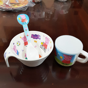 Bộ chén ăn, ly có nắp, muỗng hoạt hình heo peppa. Chất liệu nhựa melamin cao cấp, , hình in heo peppa cho bé thích thú với bữa ăn, Hàng TQXK cao cấp, 100% y hình, an toàn cho bé, chén ăn lớn cho bé thoải mái đựng cơm, thức ăn, làm bữa ăn thêm sinh động và ngon miệng cho bé gái
Đồ nhựa melamine an toàn và tính ứng dụng cao Melamine là một chất giàu nitơ, được dùng rất nhiều trong công nghiệp, mà một trong những ứng dụng lớn của nó là để sản xuất bát đĩa, dụng cụ nấu ăn vì dễ tạo hình và trang trí bằng cách xử lý nhiệt. Ngoài ra, cấu trúc phân tử của đồ nhựa melamine rất bền vững, hầu như không thể "di cư" vào thức ăn đựng trong đó. Do vậy, Cục Quản lý Thực phẩm và Dược phẩm Hoa Kỳ (FDA) đã khẳng định sự an toàn của việc sử dụng nhựa melamine cho các vật dụng trên bàn ăn.</Br> </Br>
bộ 1 chén 1 ly 1 dĩa 160k </Br>
ly lẻ 60, muỗng lẻ 25k
