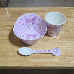 Bộ chén ăn ly và muổng hoạt hình Kuromi TÍM dễ thương cho bé gái. Chất liệu nhựa melamin cao cấp, , hình in heo peppa pig cho bé thích thú với bữa ăn, Hàng TQXK cao cấp, 100% y hình, an toàn cho bé, chén ăn lớn cho bé thoải mái đựng cơm, thức ăn, làm bữa ăn thêm sinh động và ngon miệng cho bé trai va gái </Br>
Đồ nhựa melamine an toàn và tính ứng dụng cao </BR>
Melamine là một chất giàu nitơ, được dùng rất nhiều trong công nghiệp, mà một trong những ứng dụng lớn của nó là để sản xuất bát đĩa, dụng cụ nấu ăn vì dễ tạo hình và trang trí bằng cách xử lý nhiệt. Ngoài ra, cấu trúc phân tử của đồ nhựa melamine rất bền vững, hầu như không thể "di cư" vào thức ăn đựng trong đó. Do vậy, Cục Quản lý Thực phẩm và Dược phẩm Hoa Kỳ (FDA) đã khẳng định sự an toàn của việc sử dụng nhựa melamine cho các vật dụng trên bàn ăn.</BR<
SET GỒM 1 TÔ, 1 LY, 1 MUỖNG NHU HÌNH
