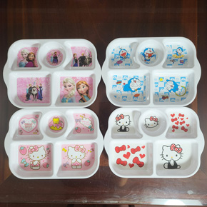 Khay ăn cơm 5 ngăn in kitty elsa doreamon chất liệu nhựa melanin sắc nét và an toàn . kích thước khay lớn 26*20*3cm, cho bé từ 3 tuổi trở lên dến người lớn </br>
Chất liệu nhựa melanin  giả sứ dày đẹp, hình in sắc nét, chịu nóng , không chịu va đập, an toàn cho sức khỏe </br>
 *** Đồ nhựa melamine an toàn và tính ứng dụng cao Melamine là một chất giàu nitơ, được dùng rất nhiều trong công nghiệp, mà một trong những ứng dụng lớn của nó là để sản xuất bát đĩa, dụng cụ nấu ăn vì dễ tạo hình và trang trí bằng cách xử lý nhiệt. Ngoài ra, cấu trúc phân tử của đồ nhựa melamine rất bền vững, hầu như không thể "di cư" vào thức ăn đựng trong đó. Do vậy, Cục Quản lý Thực phẩm và Dược phẩm Hoa Kỳ (FDA) đã khẳng định sự an toàn của việc sử dụng nhựa melamine cho các vật dụng trên bàn ăn. </br>
Sản phẩm với họa tiết kitty, elsam doremon cho bữa ăn thêm sinh động và ngon miệng
