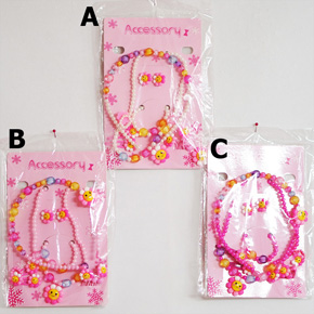 Bộ quà tặng trang sức hạt bẹt cho bé gái. 1 set gồm 1 băng đô cài tóc, 1 cặp kẹp tóc, 1 cặp bông tay kẹp, 1 dây chuyền, 1 vòng tay , hạt bẹt