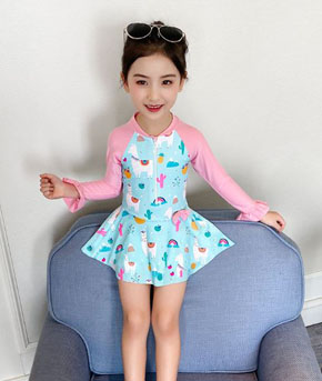 Bộ đồ bơi tay dài  chống nắng kèm quan họa tiết đáng yêu cho bé gái. size  3XL, 4XL, 5XL tương ứng 22-36kg </Br>
Chất liệu thun polyester chuyên dụng đồ bơi,co dãn tốt,  dày dặn, tay dài chống nắng, chống thấm nước cho bé</Br>
* Màu xanh tay hồng kiểu dáng ngọt ngào nữ tính,  cho bé  đi biển đi bơi, đi lặn biển </Br>
Set gồm 1 váy bơi và 1 quần bơi rời như hình chụp, tiện lợi cho bé
Bảng size tham khảo </BR>
2XL: 20-24kg </Br>
3XL: 23-27kg </BR>
4XL 28-34kg </Br>
5X: 33-37kg 