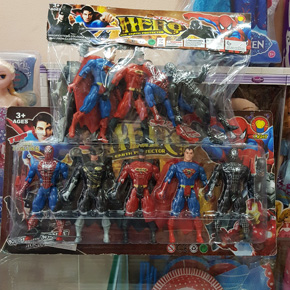 Bộ đồ chơị 4 siêu nhân anh hùng  có đèn cho bé trai. chất liệu nhựa cứng, tay chân có khớp lắp ráp. kích cỗ hộp 39*15*2.5cm, Kích cỡ siêu nhân 15*9cm, có đèn trước ngực cho bé trai </Br>. Có 2 giá tùy vào dạng dóng gói. </Br>
Đóng gói bịch giá 100000 bich 4 con