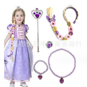 Bộ hóa trang công chúa tóc mây Rapunzel 5 món y hình cho bé gái. Bộ hóa trang công chúa tóc mây Rapunzel  gồm 5 món y hình cho bé gái: </Br>
1 tóc dài kết hoa </Br>
1 cây đũa phép </Br>
1 bộ vòng va 1 bao tay </Br>

Món quà đáng yêu cho các tín đồ mê nàng công chúa tóc mây dài bồng bềnh 
