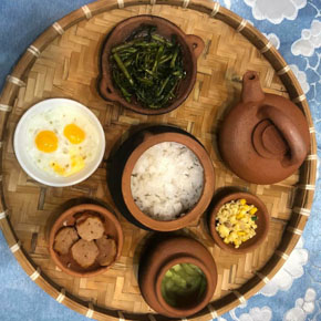 BỘ ĐỒ CHƠI  nấu ăn bằng ĐẤT NUNG MINI món quà đáng yêu cho mẹ chơi cùng bé. BÉ ĐƯỢC TRẢI NGHIỆM MÀ BA MẸ CŨNG ĐƯỢC CHƠI CÙNG COn
BỘ ĐỒ CHƠI ĐẤT NUNG MINI </Br>
Giá : 105k bộ 8 món có thể nấu ăn như thật luôn ạ.</BR>
Sét bộ đồ chơi Mini 8 món gồm.</BR>
2 chén, 1 nồi, 1 ấm, 1 tô, 1 chảo, 1 lò, 1 vò nước.</BR>
Ngày xưa mình mà được 1 bộ vậy thôi rồi lun á,hihi.</BR>
Để bé được trải nghiệm và không coi điện thoại,tivi mình g.úp bé có thêm 1 trò chơi mới để bé được tham gia..</BR>
Do hàng dễ vỡ nên em giao hỏa tốc trong khu vực hcm ạ, hàng e có sẵn rồi ạ khách dat truoc em giao trong vòng 1-2 ngày ạ