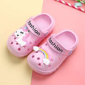 Dép lỗ hoạt hình ngựa pony cầu vồng cho bé gái. size 130-200 ( tương ứng 20-34), bé 1-8 tuổi, chất liệu nhựa nhẹ, thoáng mát, hinh ngựa pony cầu vồng mà các bé yêu thích, hàng nhập Quảng châu 100% như hình </BR>
Bảng size tham khảo </Br>
Tên size	Mô tả </Br>
13	130	dép 15cm, chân 12,5-13cm, tương ứng size 19-20, bé 1-2t	</BR>
14	140	dép 16cm, chân 13-14cm, tuong ứng 21-22, bé 18-24 tháng	</Br>
150	dép 17cm chân 14-15cm, ứng size 23-24 bé 2-3 tuổi </Br>	
160	dép 18cm chân 15-16cm, ứng size 25-26, bé 2-4 tuỏi </Br>
170	dép 19cm, chân 16-17cm, tương ứng size 27-28, bé 3-4 tuổi  </Br>
180	dép 20cm, chân 17-18cm, , tương ứng size 29-30, 4-6 tuổi	</Br>
190	dép 21cm, chân 18-19cm, tương ứng size 31-32, bé 6-8 tuổi	</Br>
200	dép 22cm, chân 19-20cm, tương ứng size 33-34, bé 7-9 tuổi</Br>
210	
