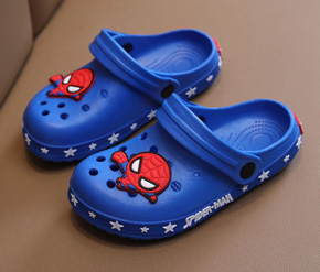 Dép lỗ hoạt hình người nhện spiderman cho bé trai. size 31,33 bé 5-8 tuổi, nhựa dúc cao cấp nhẹ, đế ngôi sao, hình người nhện spiderman cho bé trai