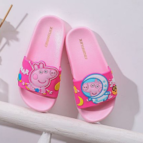 Dép quai ngang hoạt hình heo peppa pig dễ thương cho bé gái. size 23-31, bé 2-7tuổi, chất liệu nhựa đúc dẻo cao cấp, hình in heo peppa pig dẽ thương cho bé gái, hàng Quảng Châu cao cấp 100% như hình </Br>
Bảng kích cỡ </BR>
	23	lòng chân 15cm, bé 2-3 tuổi	</BR>
	25	lòng chân 16cm, bé 2-3 tuổi	</BR>
	27	lòng chân 17cm, bé 3-5 tuổi	</BR>
	29	lòng chân 18cm, 4-6 tuổi	</BR>
	31	lòng chân 19cm, bé 6-8 tuổi	</BR>
	33	lòng chân 20cm, 8-10 tuổi	</BR>
	35	lòng chân 21cm, 8-10 tuổi</BR>