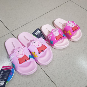 Dép quai ngang hoạt hình heo peppa pig dễ thương cho bé gái. size 23-35, bé 2-10 tuổi, chất liệu nhựa đúc dẻo cao cấp, hình in heo peppa pig dẽ thương cho bé gái, hàng Quảng Châu cao cấp 100% như hình </Br>
Bảng kích cỡ </BR>
	23	lòng chân 15cm, bé 2-3 tuổi	</BR>
	25	lòng chân 16cm, bé 2-3 tuổi	</BR>
	27	lòng chân 17cm, bé 3-5 tuổi	</BR>
	29	lòng chân 18cm, 4-6 tuổi	</BR>
	31	lòng chân 19cm, bé 6-8 tuổi	</BR>
	33	lòng chân 20cm, 8-10 tuổi	</BR>
	35	lòng chân 21cm, 8-10 tuổi</BR>
lưu y màu hồng dậm size 23,25, màu hồng tím 31,33,35