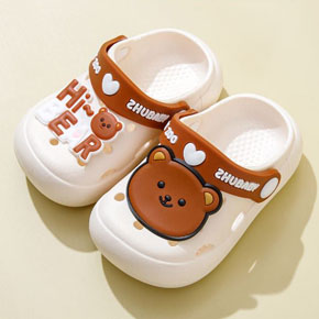 Dép lỗ nhựa dẻo siêu bền  hình gấu dễ thương bé trai và gái. size 140,150,160,170 ,180,190 tương ứng size 23-31 cho bé từ 2-7 tuổi </Br>
* Chất liệu nhựa dẻo mềm mại, nhẹ nhàng nâng niu bàn chân bé </Br>
* Kiểu dáng dép lỗ thoáng mát, quai hậu tiện lợi </BR>
* Hình gấu xinh siêu cute thích hợp cho cả bé trai và gái mà các bé yêu thích 
* hàng chính hãng, 100% giống hình chụp </Br>
bảng size tham khảo , form nhỏ hơn forn chuấn 1 size, nếu chân bé dày có bề ngang trừ hao 1 size thôi ạ: </Br>
size 140. dép 14cm, lòng chân 13cm tương úng size 23-24, bé 1-2 tuổi
size 150. dép 15cm, lòng chân 14cm tương úng size 25-26, bé 2-3 tuổi
size 160; dép dài 16cm , lòng chân 15cm, tương úng size 27-28, bé 3-4 tuổi </Br>
size 170: dép dài 17.cm lòng chân 16,cm, tương ứng size 29-30, bé 3-5 tuổi </Br>
size 180; dép dài 18.cm, lòng chân 17cm, tương ứng size 31-32 bé 5-7 tuổi </Br>
