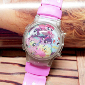 Đồng hồ điện tữ chớp đèn Pony bé nhỏ tình bạn diệu kỳ. free size cho bé 3-10 tuổi, hàng TQXK , có đèn và nắp bảo vệ, dành cho bé mê ngựa pony </Br>
Có gì đặc biệt trong mẫu đồng hồ này ? </Br>
* Mặt tròn, dường kính mặt 28cm,  bề ngang dây 16cm, đục lỗ sẵn </Br>
* Có nắp bảo vệ, có đèn chớp sáng </Br>
* Kiểu đồng hồ diện tử chạy số, bé nhỏ cũng có thể xem ạ
* họa tiết hoạt hình mà các bé yêu thích như spiderman, elsa, mc queen, paw patrol, peppa, pony... </Br>
* Món quà nhỏ đáng yêu cho các bé dịp sinh nhật, lễ hội, làm phần thưởng cho bé </Br>
* sản xuất tại TQ ạ, mẫu này shop không bảo hành, nhưng sẽ kiểm tra kỹ truoc khi giao 