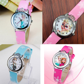 Hộp đồng hồ công chúa ELsa đính đá sang trọng . Đồng hồ điện tử trẻ em công chúa elsa và anna dê thương, màu sắc họa tiết làm bé rất thích thú, giúp bé tập xem giờ và luyện tập cách tuân thủ thời gian, một đức tính giúp bé ý thức quý giá thời gian ngày ngày từ sớm. </Br>
Free size cho bé 3-10 tuổi, hàng TQXK ,  </Br>
Có gì đặc biệt trong mẫu đồng hồ này ? </Br>
* Mặt tròn, dường kính mặt 25cm,  bề ngang dây 10cm, đục lỗ sẵn </Br>
* dây simili mềm,  có đính đá, 3 màu hồng phấn, hồng sen , tím cho bé lựa chọn</Br>
* Kiểu đồng hồ chạy kim giúp bé tập xem giờ ạ
* họa tiết hoạt hình mà các bé yêu thích như spiderman, elsa, mc queen, paw patrol, peppa, pony... </Br>
* Món quà nhỏ đáng yêu cho các bé dịp sinh nhật, lễ hội, làm phần thưởng cho bé </Br>
* Chống nước: chịu nước nhẹ khi rửa tay </Br>
* Bảo hành : không </BR>
* sản xuất tại TQ ạ, mẫu này shop không bảo hành, nhưng sẽ kiểm tra kỹ truoc khi giao