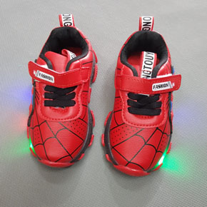 Giày thể thao người nhện spiderman chớp đèn bé trai. size 23-30, bé 2-6 tuổi, chất liệu simili mềm mại, lót êm chân, kiểu dáng người nhện spiderman siêu ngầu cho bé trai, đế chớp đèn, hàng nhập Quảng Châu, hình chụp thật 100% tại shop
