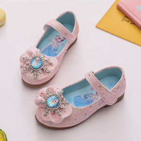 Giày búp bê màu hồng nude công chúa elsa lấp lánh. size 26-33 tương ứng bé 2-8 tuoi </Br>
* Chất liêu simili phủ kim tuyến lấp lánh, lót êm chân, miếng lót in hình công chúa elsa </Br>
* From nhỏ hơn form chuân 1 size, ôm chân, nơ đính đá công chúa elsa mà các bé yêu thích </Br>
* hàng qc loại 1 100% như hình </Br>
Bảng size tham khảo, do form giày nhỏ nên các mẹ có thể trừ hao 1 size so với size chuẩn </Br>
size 26, giày dài 16cm lòng chân 14,14,5cm </Br>
size 27, giày dài 16.5cm lòng chân 14,5-15cm </Br>
size 28, giày dài 17cm lòng chân 15-15,5cm </Br>
size 29, giày dài 17.5cm lòng chân 15.5-16cm </Br>
size 30, giày dài 18.5cm lòng chân 16.5-17cm </Br>
size 31, giày dài 19cm lòng chân 17,5-18cm </Br>
size 32, giày dài 19.5cm lòng chân 18.5 </Br>
size 33 giày dài 20.5m lòng chân  19cm </Br>
gia 230-260k