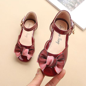 Giày búp bê nơ da bóng mềm mại màu đỏ huyết cho bé gái lớn. size 31-35. tương ứng bé gái 6-10 tuổi </Br>
* Chất liệu simili da PU bónng mềm mại, màu dỏ huyết dụ lạ mắt, nớ lớn ngọt ngào dễ thương </Br>
* From giày búp bê thon dài, thích hợp bé chân thon, phối nơ vương miện xinh xắn cho bé gái </Br>
* hàng QC , 100% như  hình, form giày chuẩn </Br>
bảng size tham khảo </Br>
31: giày 19cm, lòng chân 17,5cm-18cm </Br>
32: giày 19.5cm lòng chân 18cm-18,5cm </Br>
33: giày 20cm, lòng chân 18,5cm-19cm </Br>
34: giày 20,5cm lòng chân 19-19,5cm </Br>
35: giày 21cm, lòng chân 19.5cm-20cm </Br>
