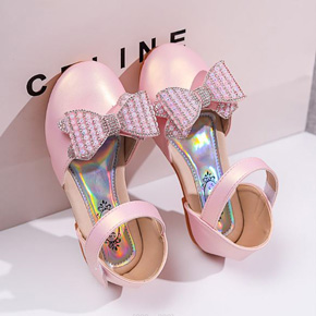 Giày búp bê nơ da mềm mại màu hồng ánh kim cho bé gái lớn. size 31-36. tương ứng bé gái 6-12 tuổi </Br>
* Chất liệu simili da PU ánh kim mềm mại, màu hồng nude ngọt ngào, nơ lớn dễ thương </Br>
* From giày búp bê miệng tròn, thích hợp bé chân to, bụ bẫm, phối nơ đính đá xinh xắn cho bé gái </Br>
* hàng QC , 100% như  hình, form giày chuẩn to,có bề ngang </Br>
bảng size tham khảo </Br>
31: giày 19cm, lòng chân 18cm </Br>
32: giày 19.5cm lòng chân 18,5cm </Br>
33: giày 20cm, lòng chân 19cm </Br>
34: giày 20,5cm lòng chân 19,5cm </Br>
35: giày 21cm, lòng chân 20cm </Br>
36L giày 22cm, lòng chân 21cm