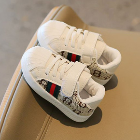 Giày thể thao 3 sọc GU  cá tính cho bé trai nhỏ. size 21-25 tuong ứng bé 1-3t </Br>
* chất liệu simili da PU, đế cao su chắc chắn </Br>
* Kiểu dáng phối sọc thể thao, quai dán dễ đeo cho bé nhỏ </Br>
* Hàng QC 100% như hình </Br>
Bảng size tham khảo , form giày chuẩn </Br>
21: giày dài 15cm, lòng chân 13cm </Br>
22: giày 15,5cm, lòng chân 13,5cm </Br>
23: giày 16cm, lòng chân 14cm </Br>
25L giày 17cm lòng chân 15cm