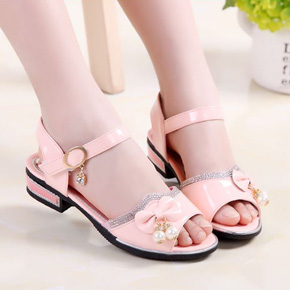 Sandal cao gót bé gái kiếu công chúa điệu đà. size 30-35 tương ứng bé 5-10 tuổi </BR>
* Chất liệu da PU  bóng mềm mại, đế cao su chắc chắn, gót 2cm điệu đà </Br>
* kiểu dáng nơ hồng , tạo phong cách công chúa ngọt ngào cho bé gái </Br>
* Hàng QC loại 1, 100% như hình </Br>
bảng size tham khảo </Br>
30: giay dai 19cm, chân 18cm </Br>
31: giay dai 19.5cm, chân 18.5cm </Br>
32 giay dai 20cm, chân 19cm </Br>
33 giay dai  21cm, chân 20cm </Br>
34: giay dai 22cm, chân 20.5cm </Br> 
35: giày 22.5 chân 21.5cm