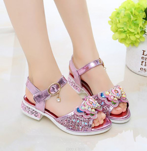 Giày sandal cao gót đính đá lấp lánh công chúa sofia bé gái. size 26-31, tuong ứng bé 2-6t
chất liệu simili bóng đính đá kim sa lấp lánh, gót cao 2cm,  đế nhựa chắc chắn, nhẹ nhàng mà vững chải, , nhẹ nhàng nâng niu bàn chân bé, cho con thoải mái đến trường, đi học đi chơi, dều dẹp, nơ công chúa sofia  xinh lấp lánh tạo điểm nhấn </Br>
bảng size tham khảo, form giày nhỏ hơn chuẩn 1 size ạ ( 26-31 tuong ứng 25-30)</Br>
26: giay 16cm, lòng chan 15cm </Br>
27: giày dài 16.5cm, lòng chân 15.5-16cm </Br>
28: giày dài 17cm, lòng chân 16-16,5cm </Br>
29: giày dài 17,5cm, lòng chân 16,5-17cm </Br>
30: giày dài 18cm, lòng chân 17-17,5cm </Br>
31: giày dài 18,5cm, lòng chân 17,5-18cm </Br>
gia 215k