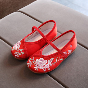 Giày vải mềm búp bê thêu hoa(hài thêu hoa) cho bé gái kết hợp áo dài đầm công chúa. size 25-32 tương ứng bé 2-7t, </Br>
* chất liệu vải mềm, êm chân, thêu hoa xinh xắn </Br>
* From giày vừa phải, kết hop với đầm  và áo dài cực xinh </Br>
bảng size tham khảo, </Br>
thông số giày: chiều dài nguyên đôi giày </Br>
thông số lòng chân: lọt lòng chân từ gót dến mũi ngón dài nhất </Br>
25:giày dài 15cm lòng chân bé 14-14,5cm </Br>
26:giày dài 15.6cm lòng chân bé 14,6-15cm </Br>
27:giày dài 16.3cm lòng chân bé 15-16cm </Br>
28:giày dài 17cm lòng chân bé 16-16,6cm </Br>
29:giày dài 17.7cm lòng chân bé 16.6-17.2cm </Br>
30:giày dài 18.4cm lòng chân bé 17.5-18cm </Br>
31:giày dài 19cm lòng chân bé 18-18,5cm </Br>
32:giày dài 19.6cm lòng chân bé 18.5-19cm </Br>
33: gia 20cm, lòng chân 19cm </BR>
34 giày 21, lòng chân 20cm </br>
35 giày 22 lòng chan 21cm
