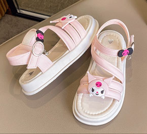 Giày sandal đan dây phối họa tiết kuromi cho bé gái đi hoc di chơi. size 26-35 cho bé gái 3-10 tuổi </br>
Chất liệu da simili mờ mềm mại, đế cai su dẻo chắc chắn, có thể bẻ gập </br>
Kiếu dáng đơn giản, phối họa tiết kuromi mà các bé yêu thích, </br>
Sandal cho bé đi học, đi chơi </br>
Bảng size tham khảo, </br>
Lưu ý: các mẹ  chú ý phân biệt chiều dài giày và chiều dài lòng chân bé </br>
26: giày 17,5cm, lòng chân 15.5-16cm </br>
27: giày 18cm, lòng chân 16-16.5cm </br>
28: giày 18.5cm, lòng chân 16.5-17cm </br>
29: giày 19cm, lòng chân 17.5-18cm </br>
30: giày 19.5cm, lòng chân 18-18.5cm </br>
31: giày 20cm, lòng chân 18.5-19cm </br>
32: giày 20.5m, lòng chân 19-19.5cm </br>
30: giày 19.5cm, lòng chân 18.5-16.5cm </br>
33: giày 21 cm, lòng chân 19.5-20cm </br>
34  giày 21.5cm, lòng chân 20-20.5cm </br>
35  giày 22cm, lòng chân 20.5-21.5cm </br> 
gia 200-220 tùy size